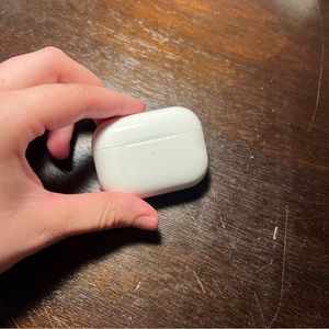 *AUTHENTIC* APPLE airpod pro case